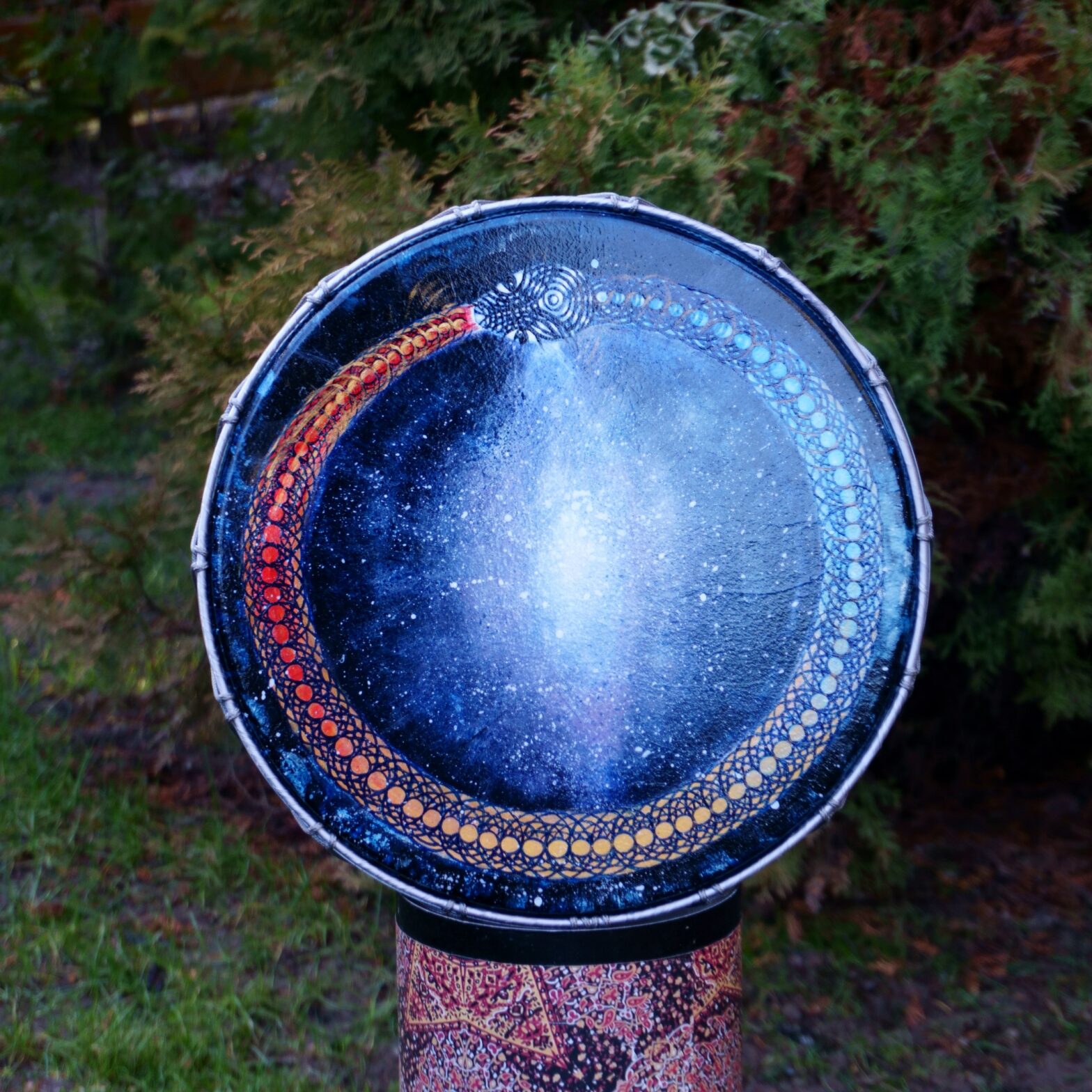 wegański bęben szamański ręcznie malowany kosmiczny